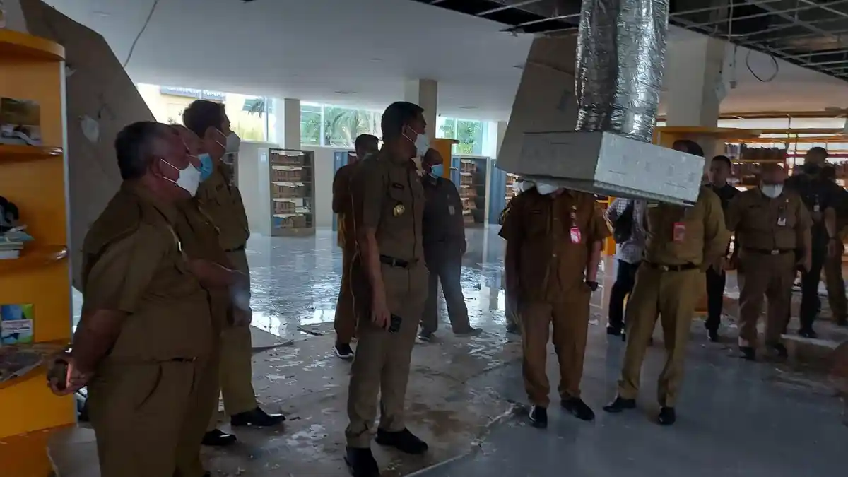 Walikota Andi Harun Geram karena Plafon Perpustakaan Kota Samarinda Ambruk