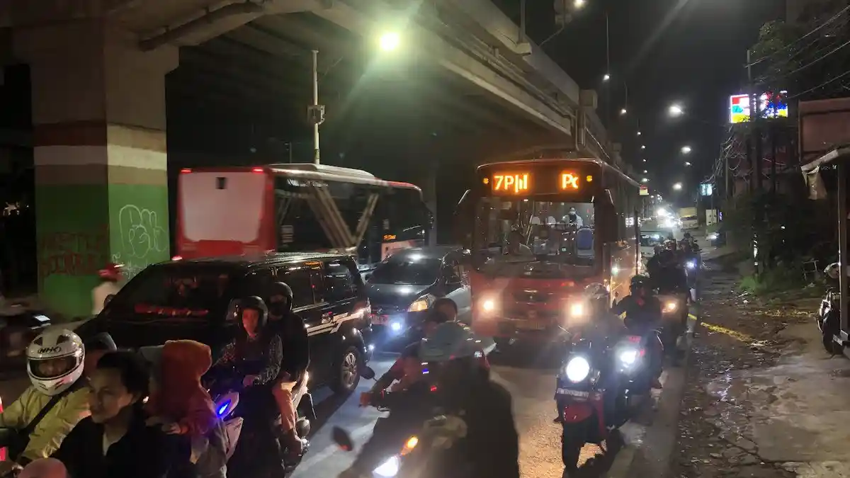 H-2 jelang Lebaran, Arus Lalu Lintas di Jalan Raya Kalimalang Duren Sawit Ramai Lancar
