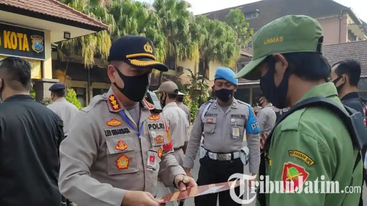 Bantu Pemulasaran Jenazah Covid 19, Kasat Intelkam Polresta Malang Kota Terima Penghargaan