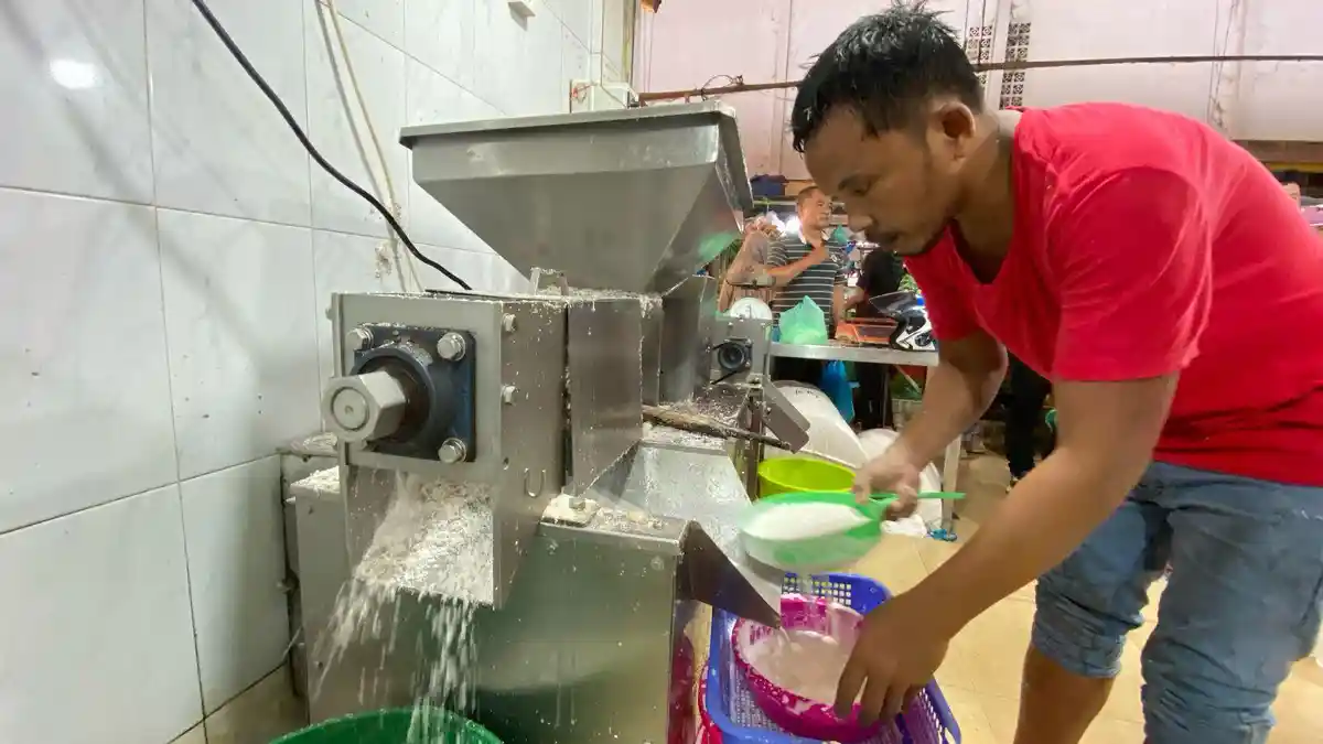 Curhat Pedagang Santan di Batam saat Harga Kelapa Meroket, Penjualan Jadi Merosot
