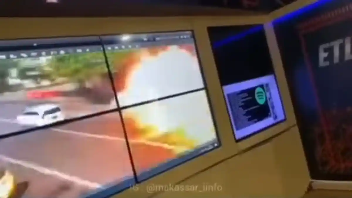 CCTV Rekam Detik-detik Ledakan Diduga Bom Bunuh Diri di Depan Gereja Katedral Makassar