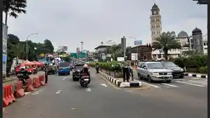 suasana-lalu-lintas-di-jalur-wisata-puncak-pada-senin-152023.jpg