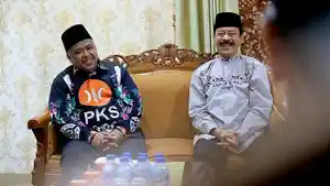 Bakal-Calon-Bupati-Pamekasan-Fattah-Jasin-saat-duduk-beriringan.jpg