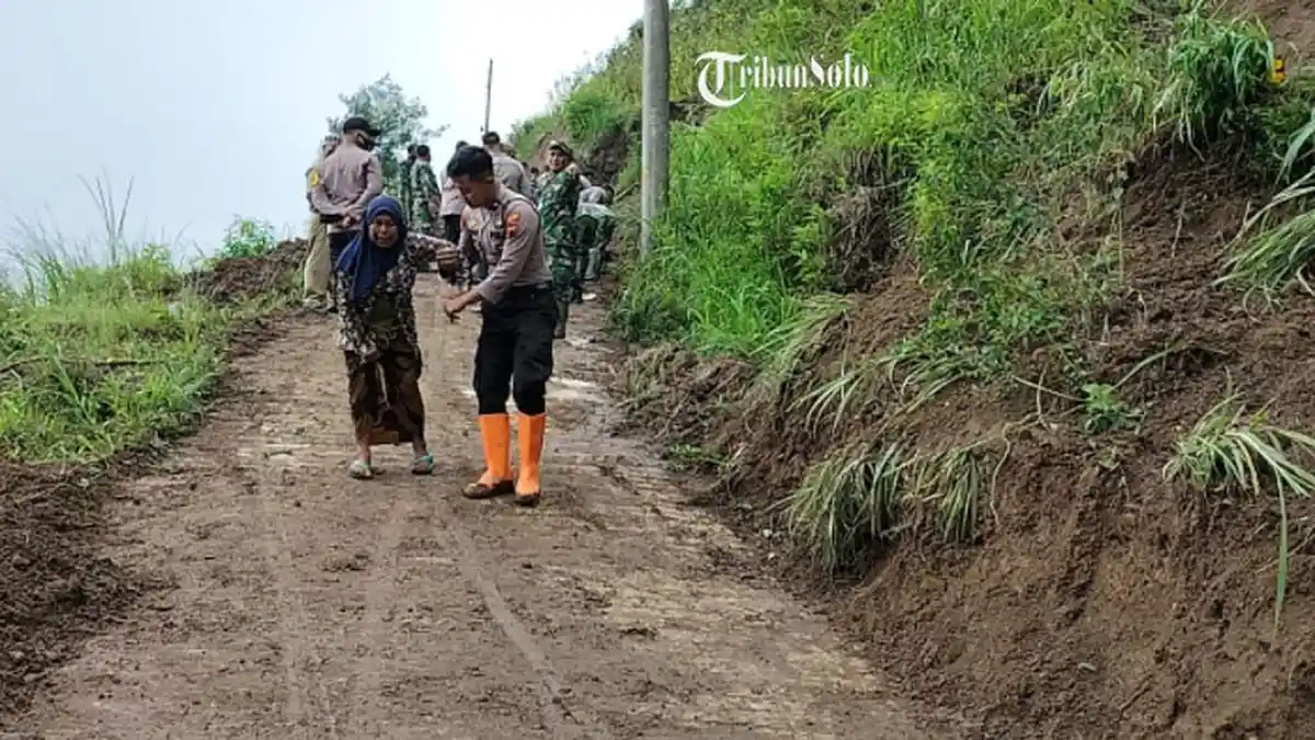 Longsor di Cepogo Boyolali : Tebing Setinggi 10 Meter Ambrol, Jalan Antar Desa Terputus