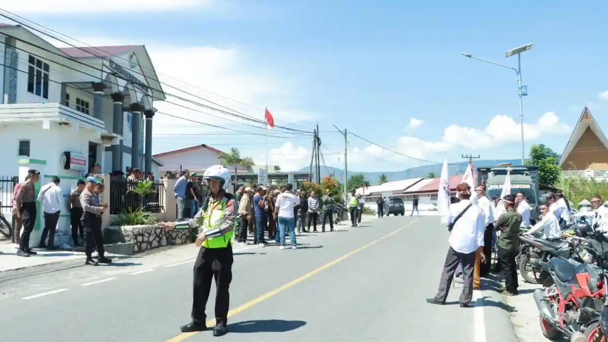 Polres Samosir Kawal dan Pengamanan Unras LSM Pakar di Kantor Kejaksaan, Aksi Berlangsung Damai