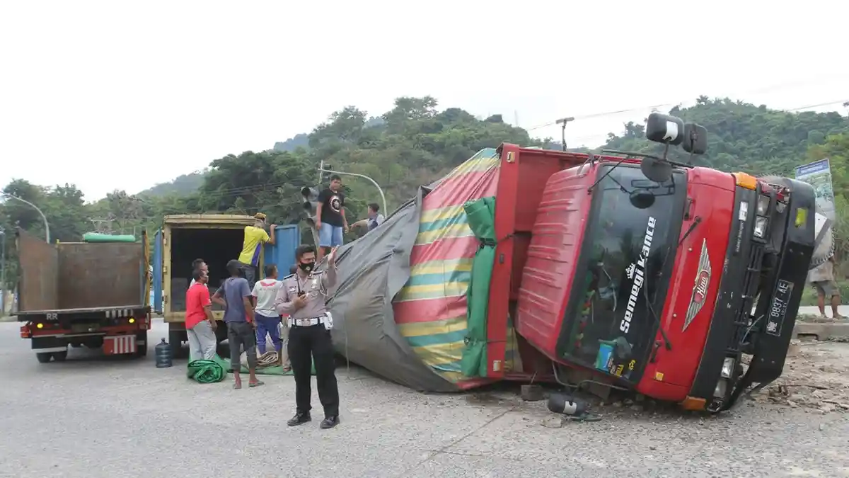 Datang dari Jakarta, Truk Ekspedisi Terguling di Bandar Lampung Alami Rem Blong