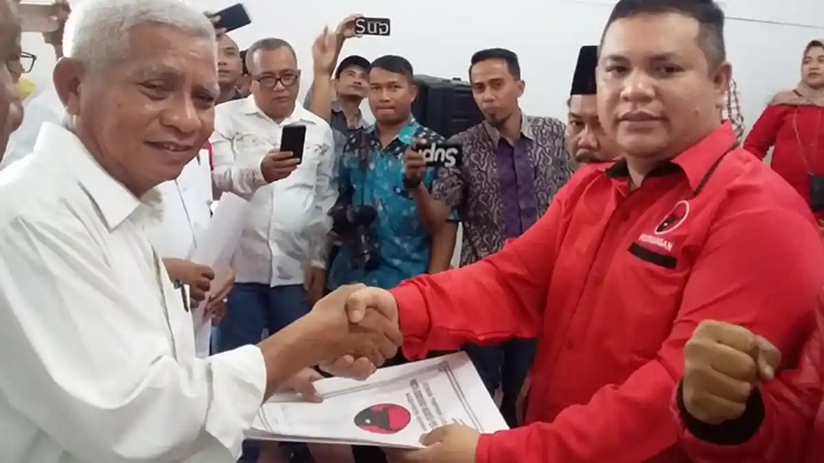 Kompak Kenakan Kemeja Putih Celana Hitam, Surya-Taufik Daftar ke PDI Perjuangan