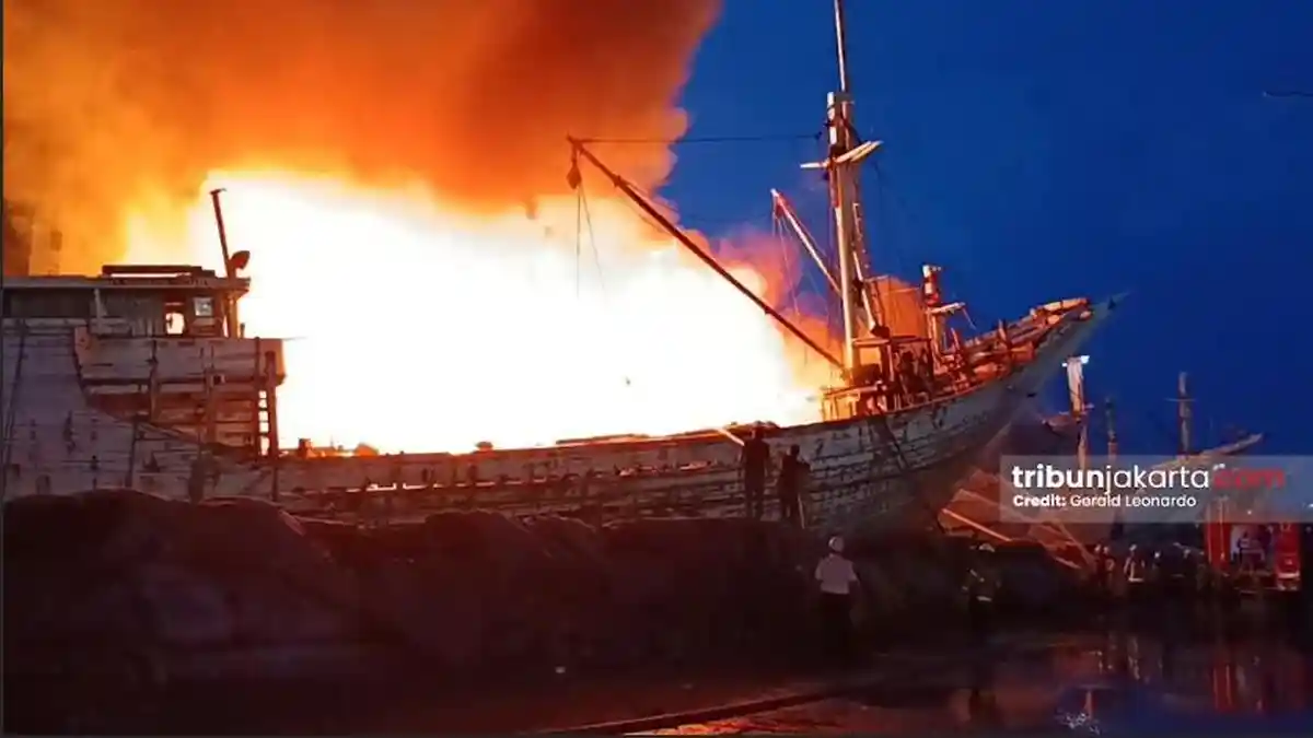 Kebakaran Kapal Barang di Pelabuhan Sunda Kelapa, ABK Berhamburan Selamatkan Diri