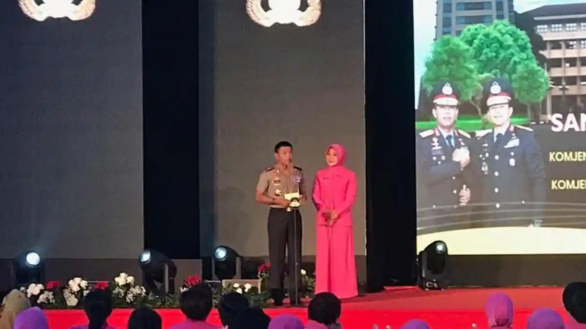 Kapolri Idham Azis Persembahkan Sebuah Lagu saat Pelepasan Tugas Ari Dono, Berikut Videonya