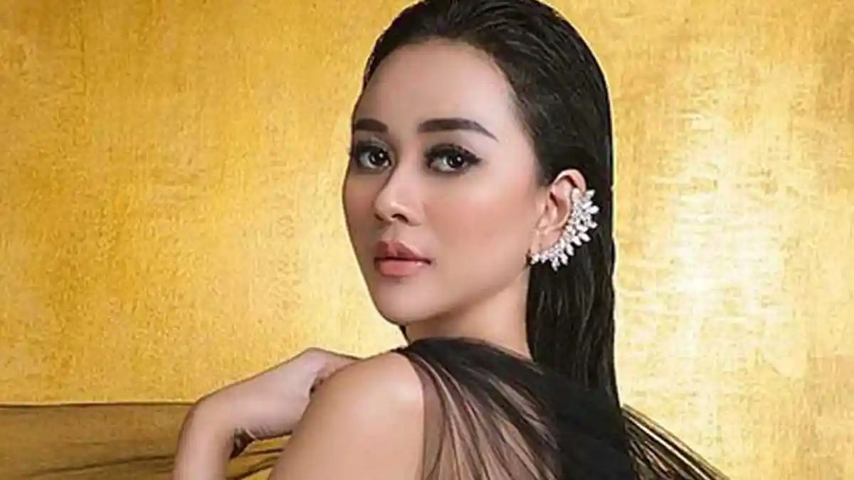 TRIBUNWIKI: Hamil dan Jadi Trending, Ini Profil Aura Kasih