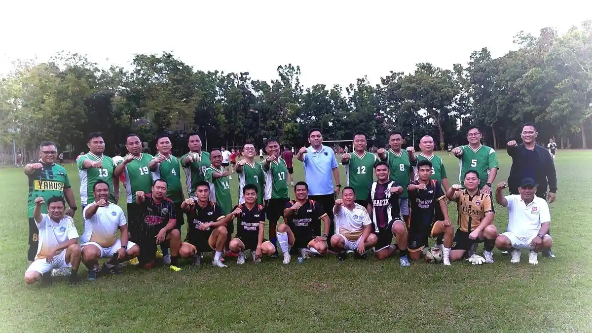 Staf Khusus Gubernur Gelar Pertandingan Persahabatan Sepak Bola Bersama Walpri