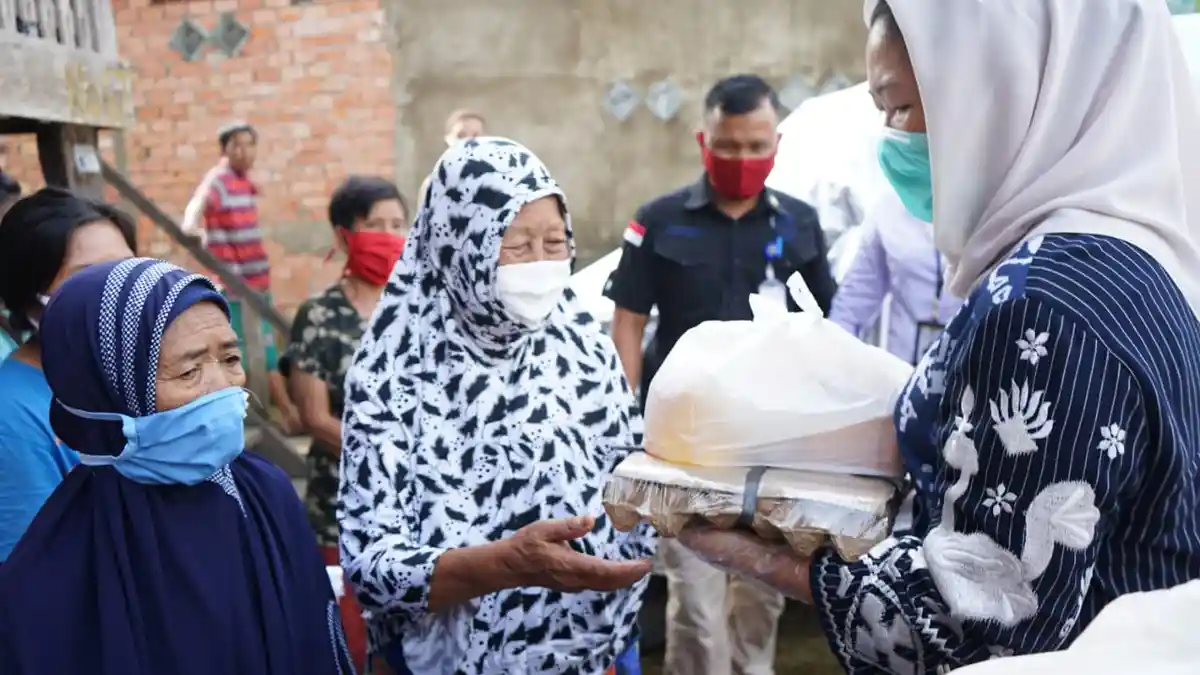 Feby Deru Blusukan Bagikan Sembako