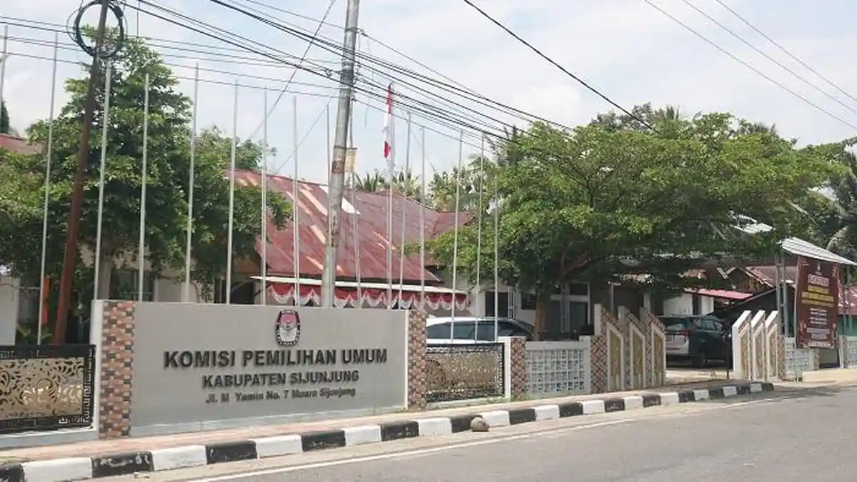 KPU Sijunjung Fasilitasi APK 2 Paslon Pilkada, Tagline "Lanjutkan" dan "Perubahan" Jadi Pembeda