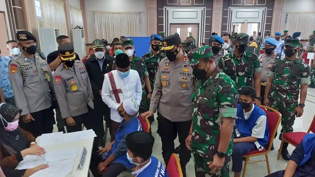 Tinjau Vaksinasi di Aceh Besar, Pangdam IM dan Kapolda Yakin Capai Target 70 Persen