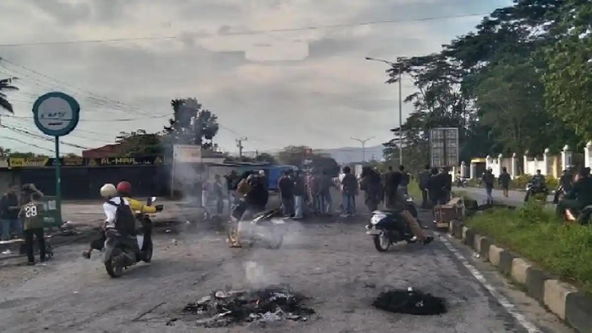 Bentrok Mahasiswa dan Polisi di Sekitar Kampus UHO Kendari, Pengunjuk Rasa Dibubarkan Gas Air Mata