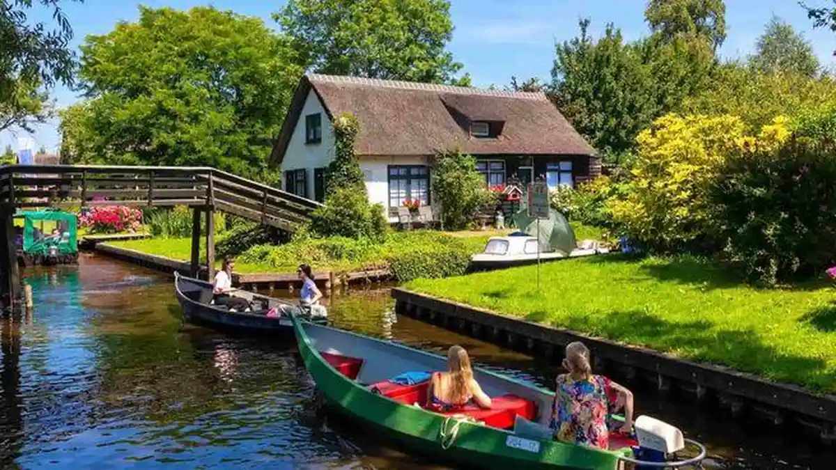 Mengenal Giethoorn, Desa Belanda yang Hanya Bisa Dijelajahi dengan Perahu