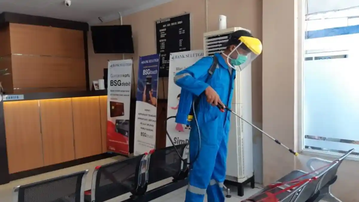 Cegah Covid-19, Dinkes Bolmut Lakukan Penyemprotan Cairan Disinfektan
