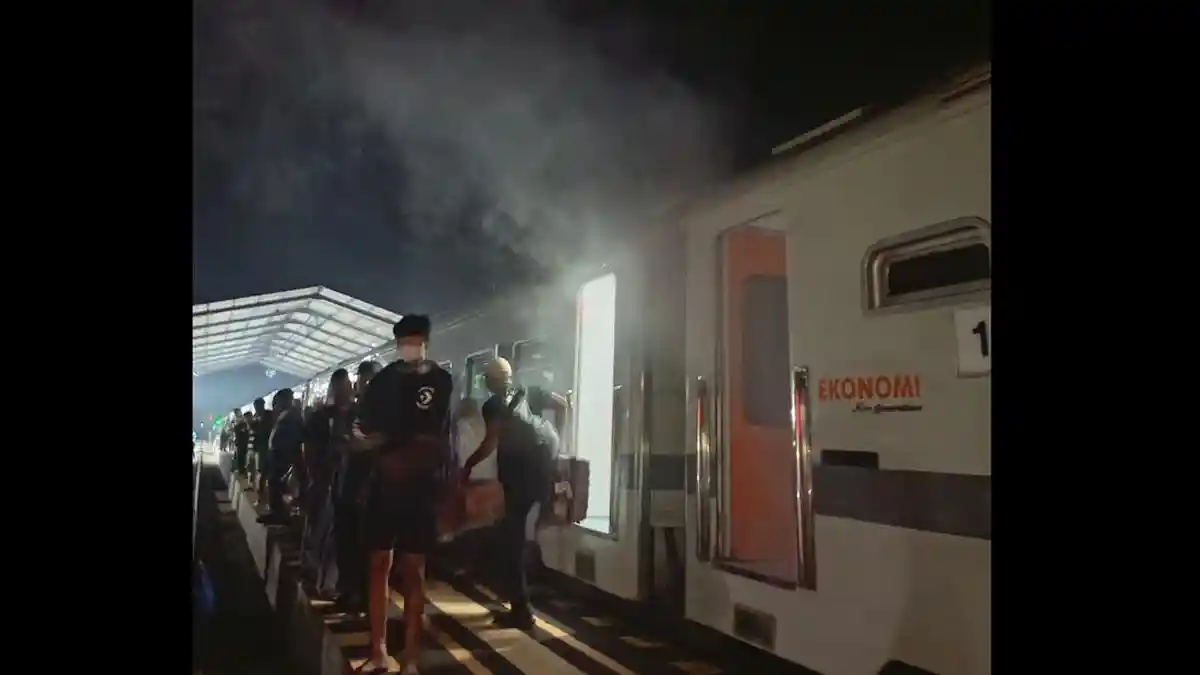 KA Gaya Baru Malam Selatan Keluarkan Asap di Stasiun Ketanggungan ...