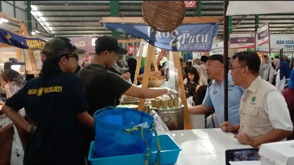 Kejari Malang Bareng Diskopindag Borong Dagangan UMKM di Pasar Klojen