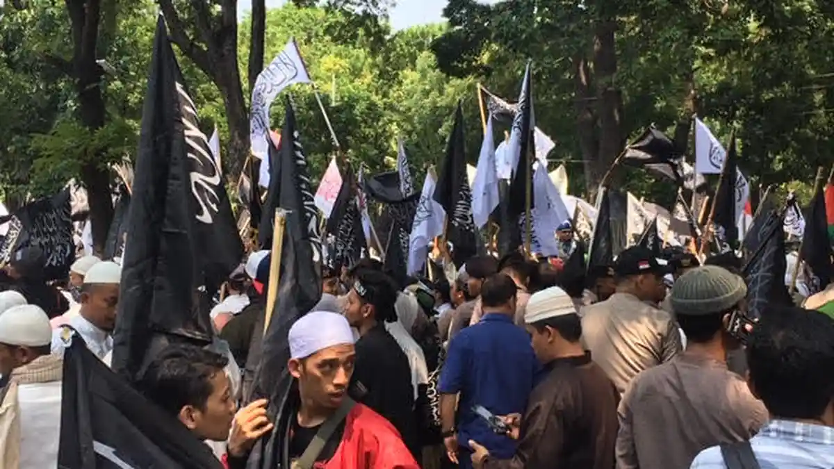 Aksi Protes Pembakaran Bendera, Ratusan Bendera Putih dan Hitam Dikibarkan