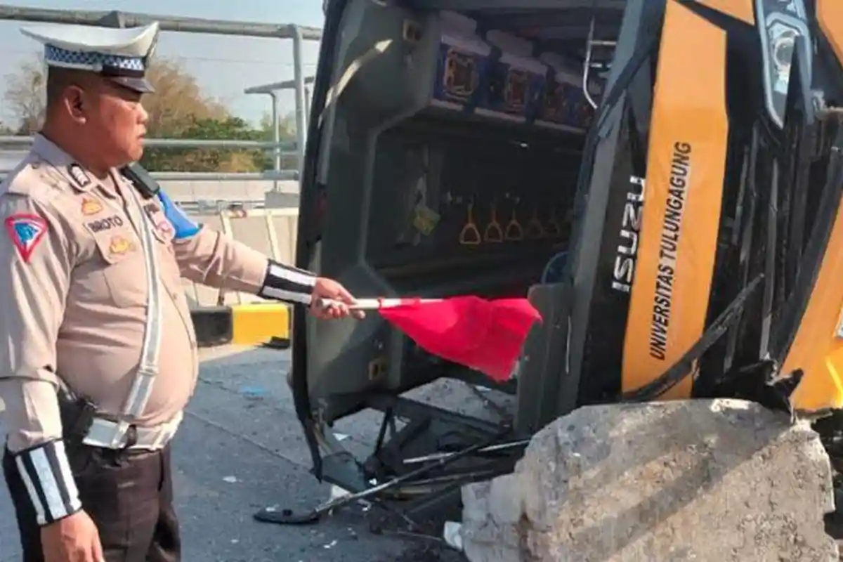 BREAKING NEWS : Bus SMAN 1 Tulungagung Kecelakaan di Tol Surabaya-Mojokerto, 1 Guru Tewas