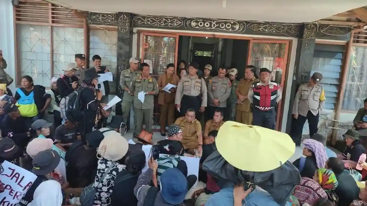 Warga Desa Sinar Pagi Geruduk Kantor DPRD dan Bupati Dairi, Desak Perbaikan Jalan