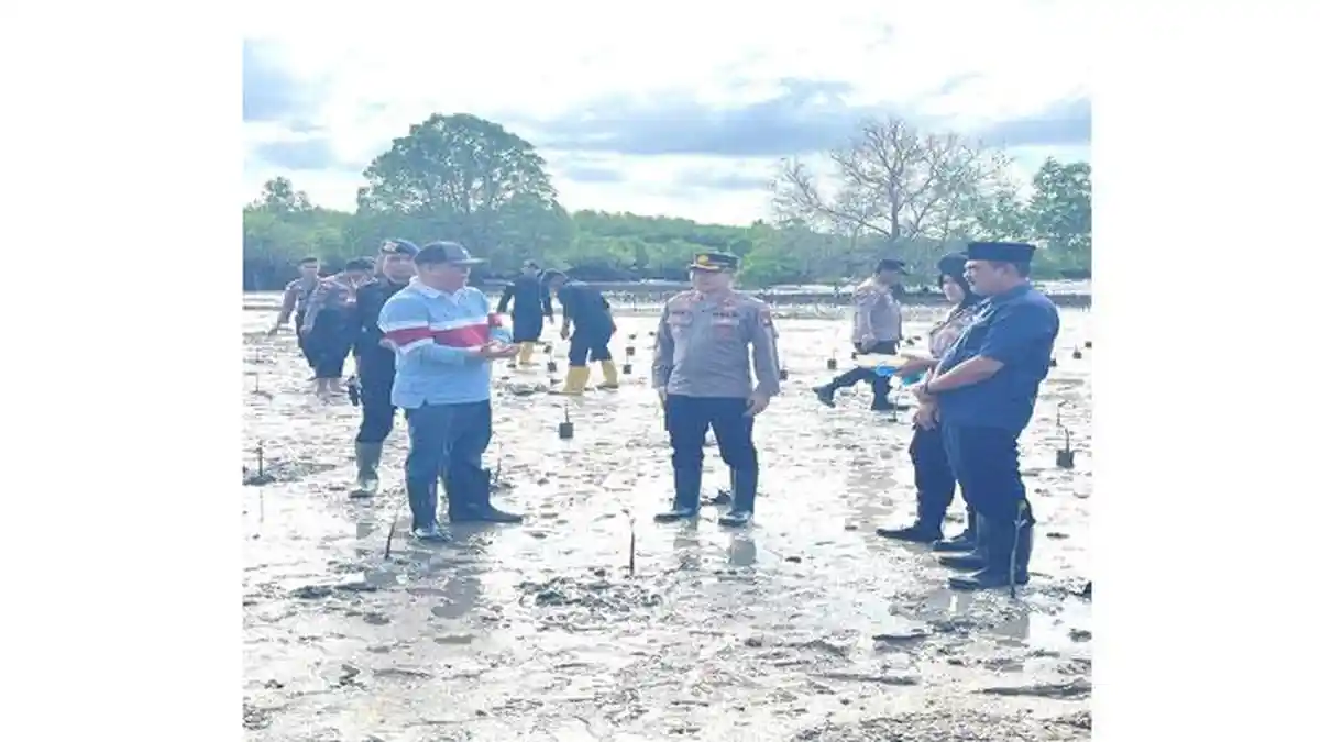 Peringati Hari Bhayangkara, Sekda Bintan dan Kapolres Tanam 1.000 Bibit Mangrove