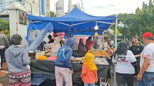 Warga-berburu-aneka-takjil-di-di-Jalan-Panjang-Kebon-Jeruk.jpg