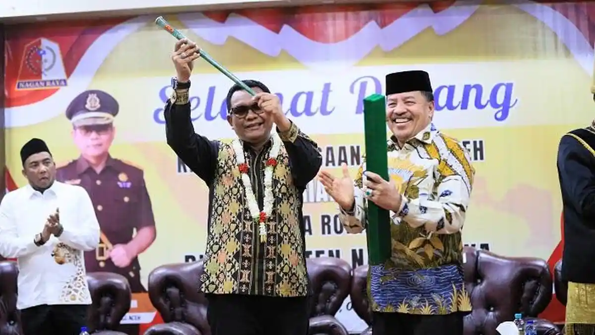 Bupati Nagan Raya TRK Serahkan Cenderamata Tongkat Komando Terbuat dari Giok ke Kajati Aceh