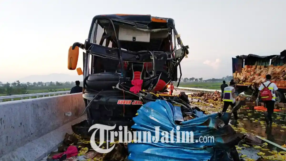Motor Diseruduk Bus di Surabaya dari Belakang, Kakak Beradik Langsung Tewas Seketika