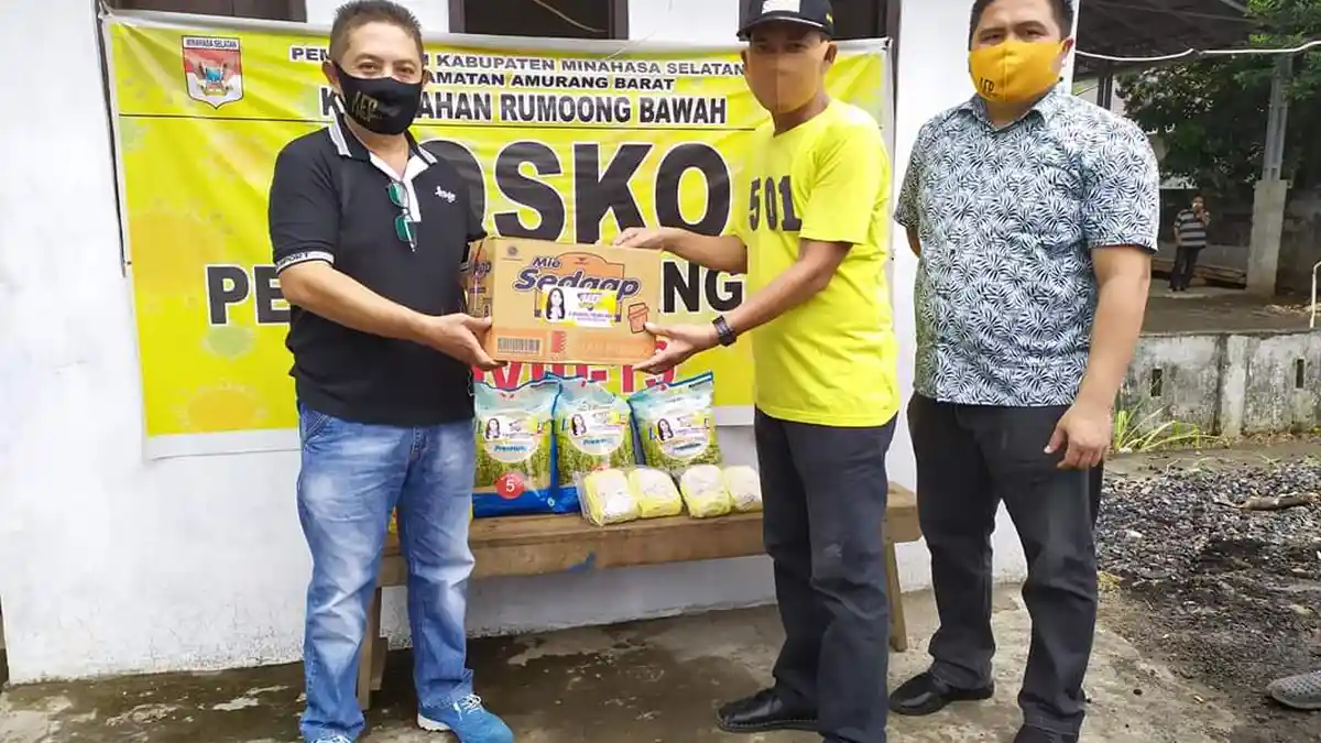 Michaela Paruntu Kirim Bapok Bagi 3 Keluarga yang Jalani Isolasi Mandiri di Kelurahan Rumoong Bawah