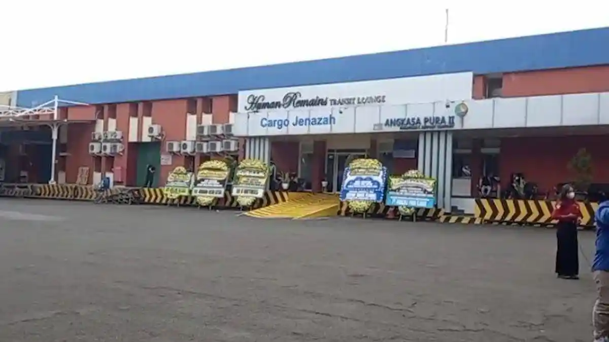 Jelang Kedatangan Jenazah Eril, Karangan Bunga Penuhi Kargo Jenazah Bandara Soetta
