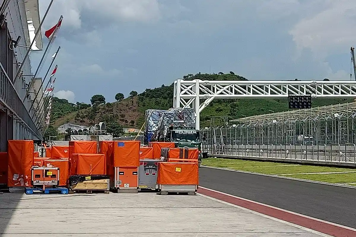 Jelang Event Tes Pramusim MotoGP 2022, Kendaraan Pebalap Sudah Tiba di Sirkuit Mandalika