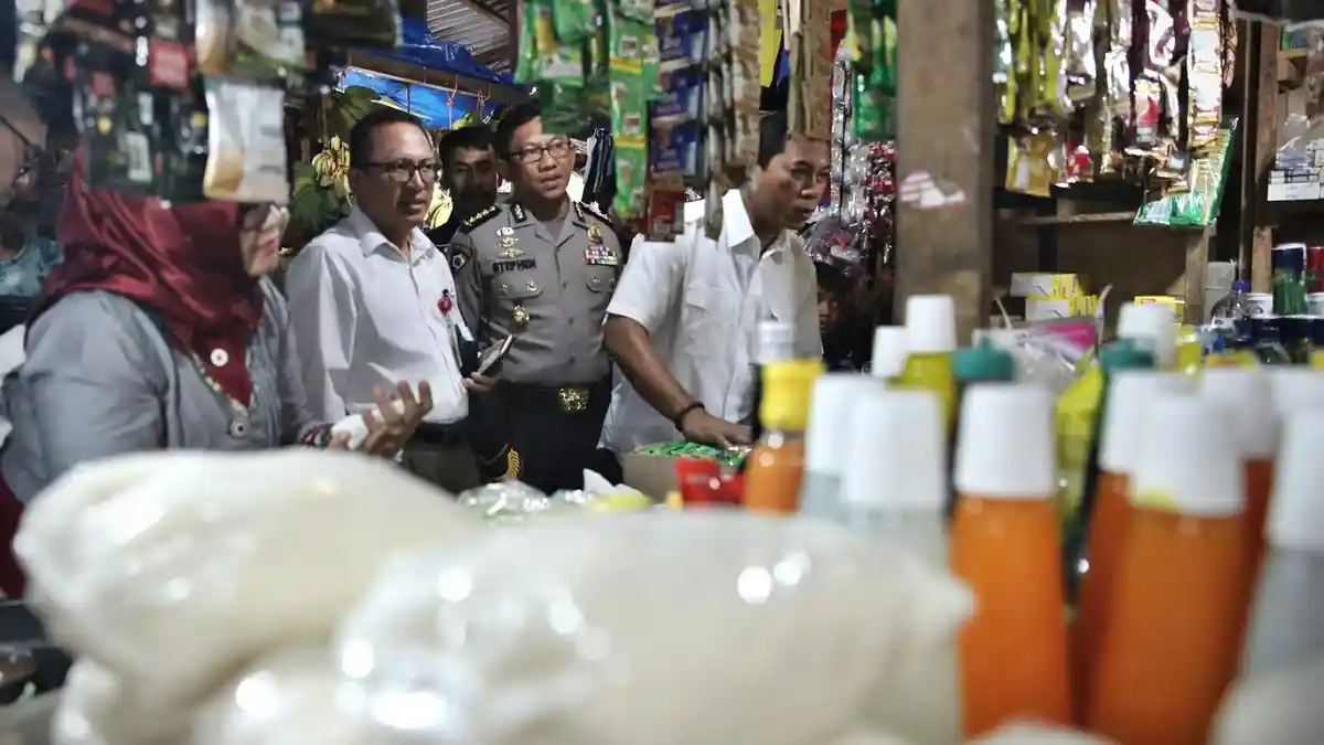 FOTO: BI dan Polda Sulsel Pantau Harga Bahan Pokok di Pasar - bank-indonesia_20170623_003703.jpg