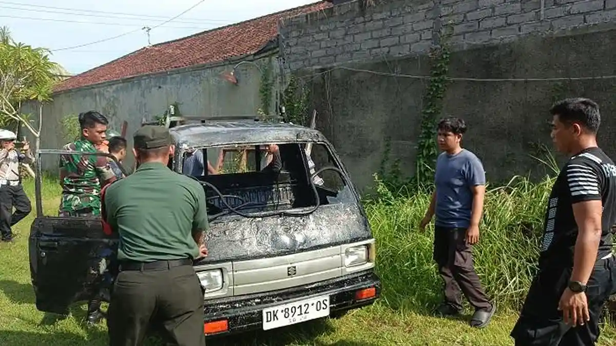 TRAGEDI Mobil Pikap Hitam Keluar Api dari Bawah Setir Lalu Terbakar, Kerugian Sekitar Rp30 Jutaan