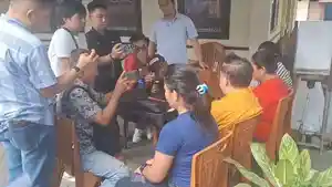 Korban-didampingi-keluarga-dan-pengacara-saat-memberikan-keterangan-kepada-media90.jpg
