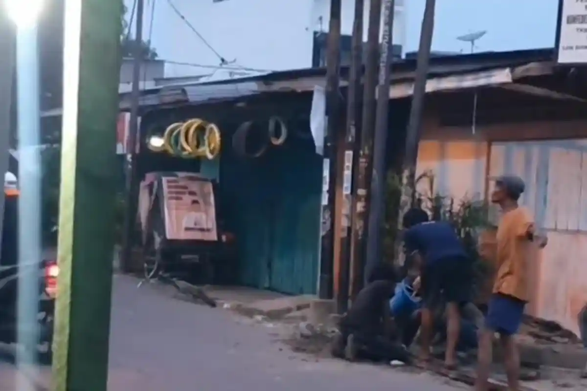 HEBOH Segerombolan Orang Bongkar Tanah Curi Kabel di Tengah Keramaian Warga