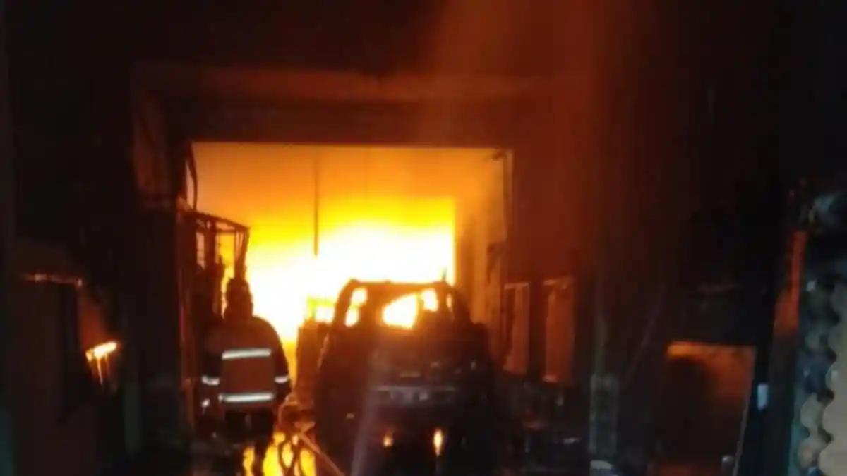 Kebakaran Bengkel Variasi Mobil di Malang Ludeskan 15 Kendaraan