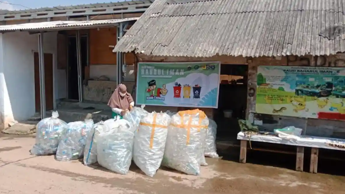 CSR PT PJB Ciptakan Gunungan Berkah dari Gunungan Sampah