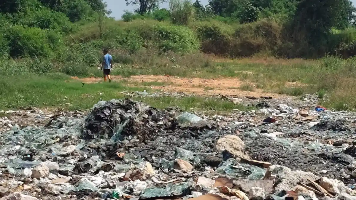 Tumpukan Limbah Kaca di Dekat TPS3R Bungah Gresik Resahkan Warga 
