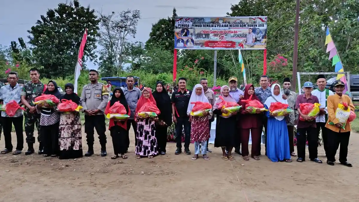 Peringatan Hari Sumpah Pemuda, Warga Rukun Jaya SBT Bagikan 25 Paket Sembako tuk Lansia 
