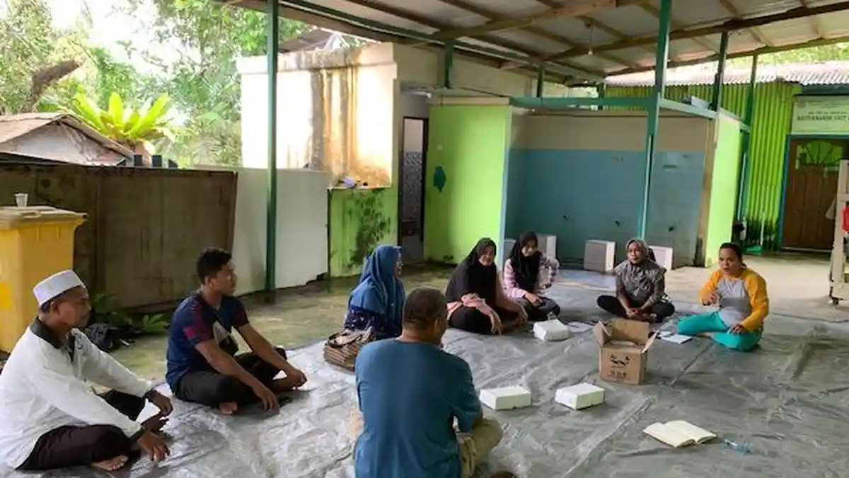 Warga Karang Joang Balikpapan Diajarkan Budidaya Ayam, Buat Vaksin Alami