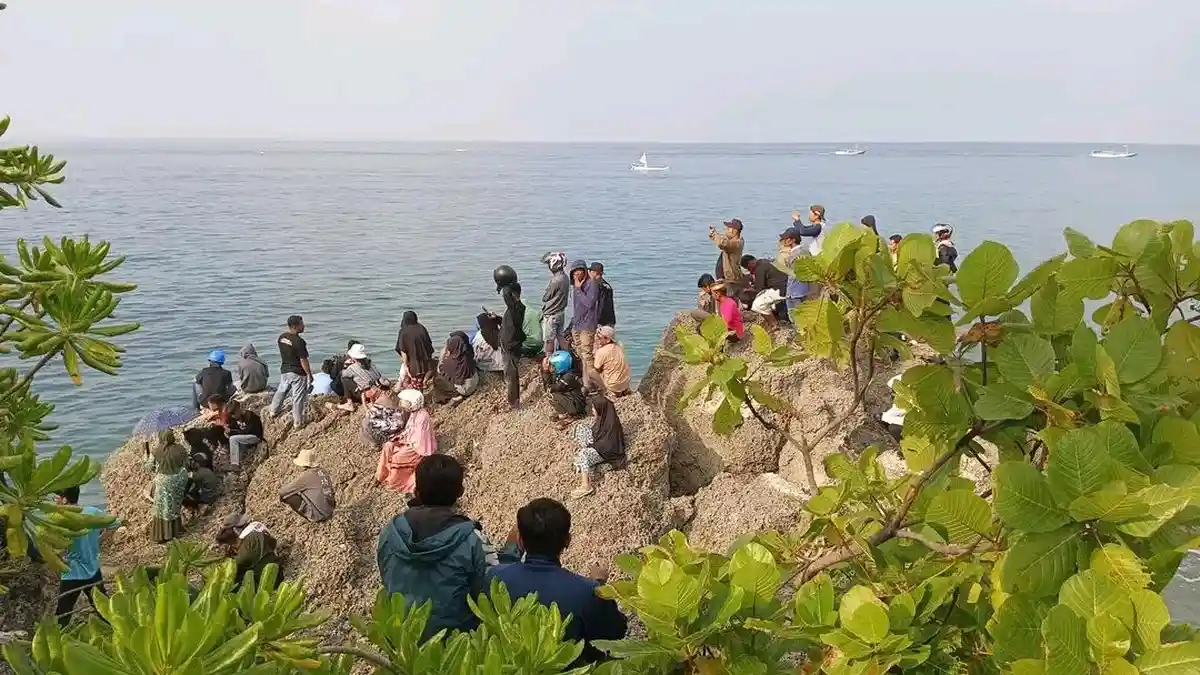 Demi Lihat Sandeq Silumba 2025, Warga Majene Rela Panjat Tebing di Tepi Pantai