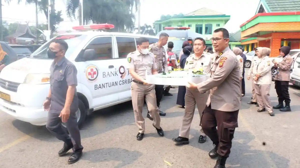 Karumkit Bhayangkara Polda Jambi Beri Kejutan Pada Komandan RS DKT Bratanata Saat HUT TNI