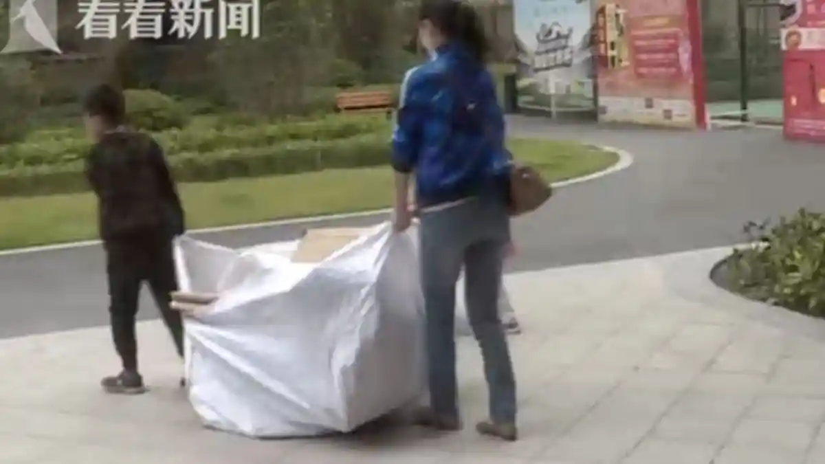 Curi Uang Sang Nenek Rp 4,3 Juta, Orang Tua Ini Hukum Anaknya Jadi Tukang Sampah