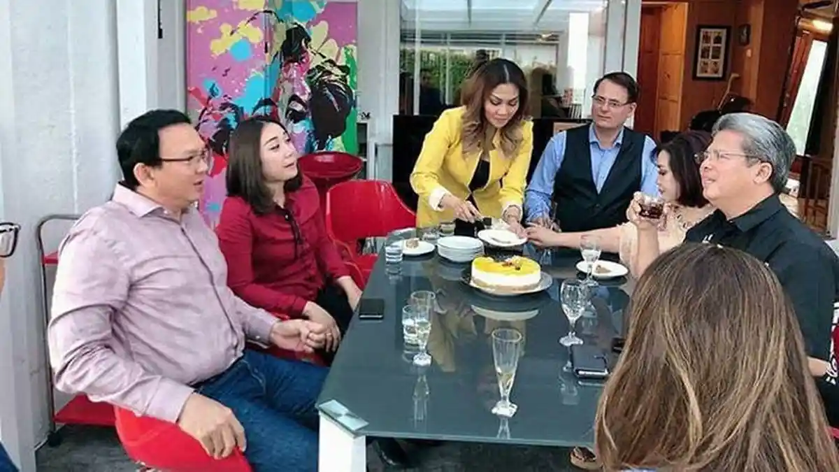 Puput Nastiti Devi Makan Pempek di Norwegia Dampingi Ahok BTP, Penampilan Bajunya Jadi Sorotan