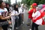 Pensi SMAN 8 Bandung Jual Pakaian Layak Pakai