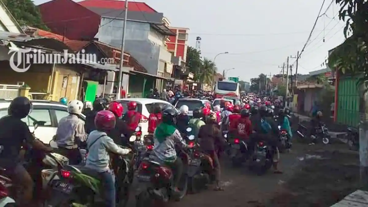 Tantangan Melintas di Pertigaan Boboh Gresik, Macet Bisa Sampai 1 Km Tiap Pagi Gara-gara Proyek