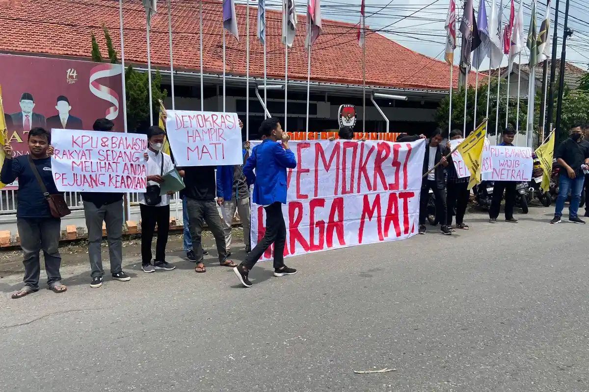 Darurat Demokrasi Nasional, PMII Ponorogo Gelar Aksi di Depan Kantor KPU, Minta Tetap Netral
