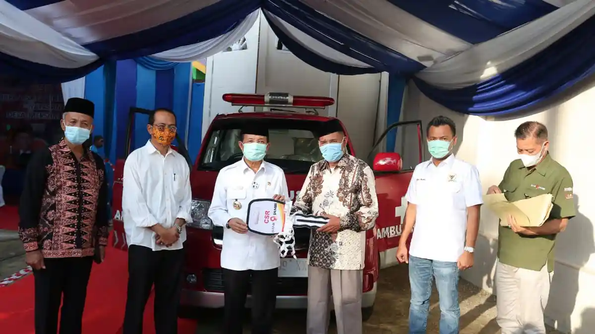 Fachrori Umar Serahkan 1 Unit Ambulanss CSR Bank Jambi Kepada Masyarakat Mersam